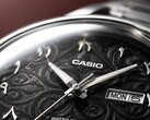Gros plan sur le cadran noir de la Casio MTP-E735AR, présentant un motif d’arabesques complexe, des chiffres arabes orientaux en relief, des aiguilles polies argentées et un affichage du jour et de la date à 3 heures.