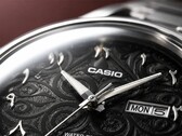 Gros plan sur le cadran noir de la Casio MTP-E735AR, présentant un motif d’arabesques complexe, des chiffres arabes orientaux en relief, des aiguilles polies argentées et un affichage du jour et de la date à 3 heures.