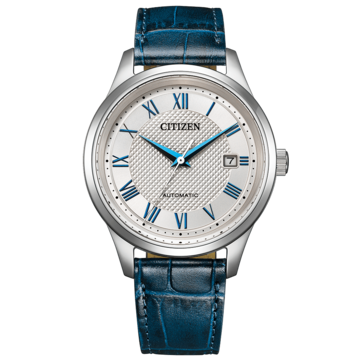 Vue de face de la montre automatique Citizen NJ0250-01A, dotée d'un cadran argenté à motif « Clous de Paris », de chiffres romains et d'aiguilles bleus, ainsi que d'un bracelet en cuir bleu.
