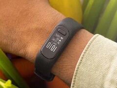 Le tracker de fitness Garmin vivosmart 5 (photo) prend désormais en charge Body Battery TrueUp. (Source de l&#039;image : Garmin)