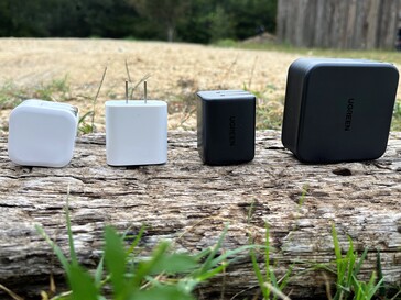 De gauche à droite : chargeur USB-C générique de 18 watts, Apple chargeur USB-C de 20 watts, chargeur UGREEN Nexode Mini de 45 watts, chargeur mural UGREEN de 140 watts. (Image : propre)