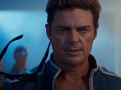 Karl Urban dans le rôle de Johnny Cage dans la bande-annonce officielle de Mortal Kombat 2 Uncaged Fury (image source : Warner Bros.)