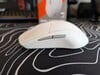 Profil gauche du SteelSeries Rival 3 Wireless Gen 2 avec deux boutons supplémentaires.