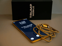 Une photo du téléphone Trump T1 avec la boîte et le câble.