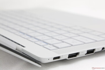 Couvercle ouvert à l'angle maximal (~160 degrés)