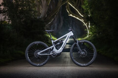 Le Nukeproof Megawatt Carbon est un vélo d&#039;enduro électrique agressif doté de la nouvelle plateforme eMTB de SRAM. (Source de l&#039;image : Nukeproof)