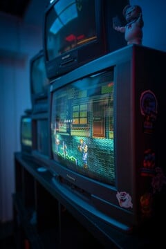 Plongez dans le passé avec des consoles d'époque et des vibrations rétro - un reflet de la nostalgie explorée lors des événements pop-up consacrés au jeu rétro dans le Connecticut (Remarque : il s'agit d'une image illustrative, qui ne provient pas des événements eux-mêmes) (Source d'image : Ivan Rudoy/Unsplash)