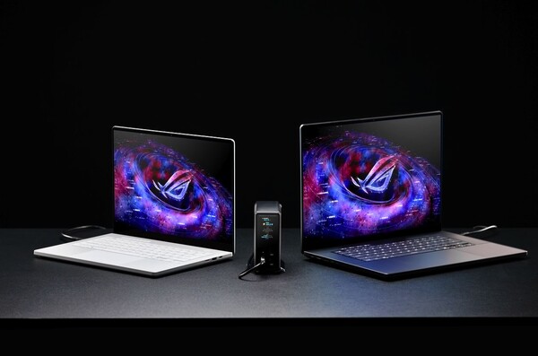 La station d'alimentation ROG Flux Charger Dock alimente deux ordinateurs portables en mode « Dual Laptop Mode »