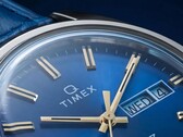 Gros plan sur le cadran bleu fumé de la Timex Q 1976 Day and Date.