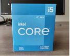 Le Core i5-12400F semble être livré dans un emballage de détail plutôt ordinaire (Image source : Intel)