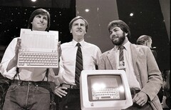 Steve Jobs, Steve Wozniak et Ronald Wayne. Wayne a vendu sa participation de 10 % pour 800 dollars douze jours seulement après la création de l'entreprise en 1976.