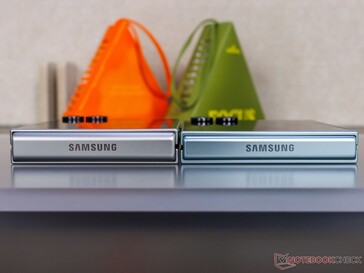Galaxy Z Flip 7 FE (G) et Flip 7 (D) côte à côte ((image source : Notebookcheck)