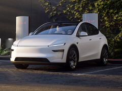 La nouvelle Tesla Model Y à un Supercharger. (Source de l'image : Tesla)