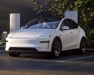 La nouvelle Tesla Model Y à un Supercharger. (Source de l'image : Tesla)