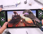 L'écran de la Nintendo Switch 2 s'est brisé après 50 coups de grosse pince. Illustration : Capture d'écran de la vidéo. (Source de l'image : JerryRigEverything)