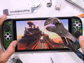 L'écran de la Nintendo Switch 2 s'est brisé après 50 coups de grosse pince. Illustration : Capture d'écran de la vidéo. (Source de l'image : JerryRigEverything)
