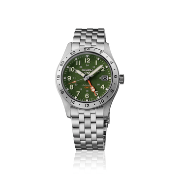 Vue de face de la Seiko 5 Sports Field GMT HDB001, dotée d'un cadran vert
