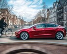Une Model 3 roulant avec la fonction « Full Self-Driving ».