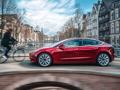 Une Model 3 roulant avec la fonction « Full Self-Driving ».