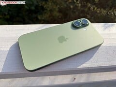 Vue arrière de l'iPhone vert Apple montrant le module à double caméra et la finition mate. (Source de l'image : Notebookcheck)