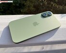 Vue arrière de l'iPhone vert Apple montrant le module à double caméra et la finition mate. (Source de l'image : Notebookcheck)
