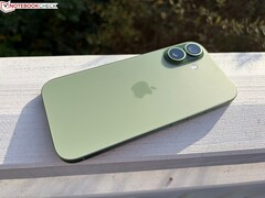 Vue arrière de l'iPhone vert Apple montrant le module à double caméra et la finition mate. (Source de l'image : Notebookcheck)