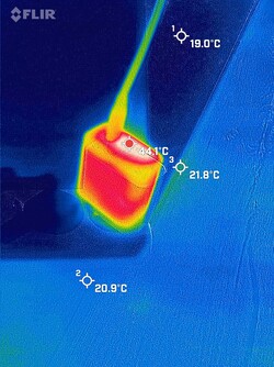 Le chargeur atteint jusqu'à 44,1°C (111,4 °F) en charge.