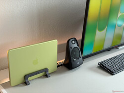 Le MacBook Neo fonctionne très bien sur un écran 4K avec des périphériques.