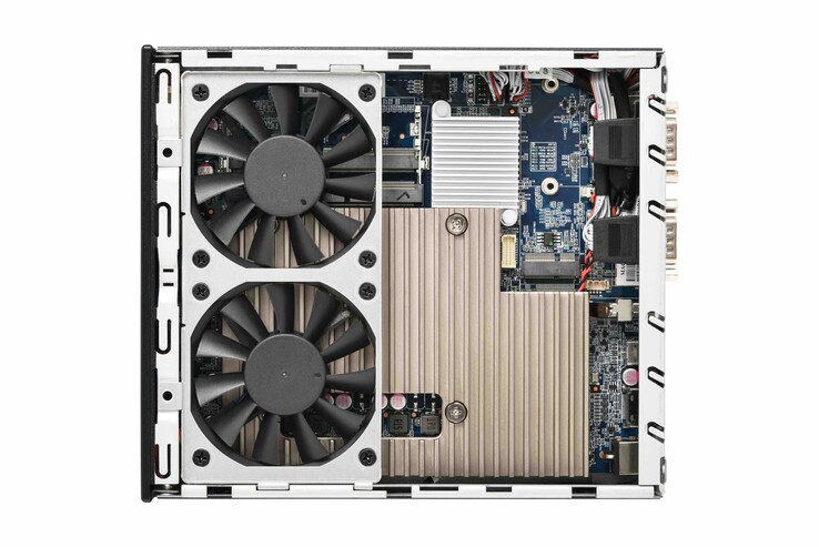 L'agencement interne du mini PC Shuttle XPC Slim DH810, avec ses deux ventilateurs. (Source de l'image : Shuttle)