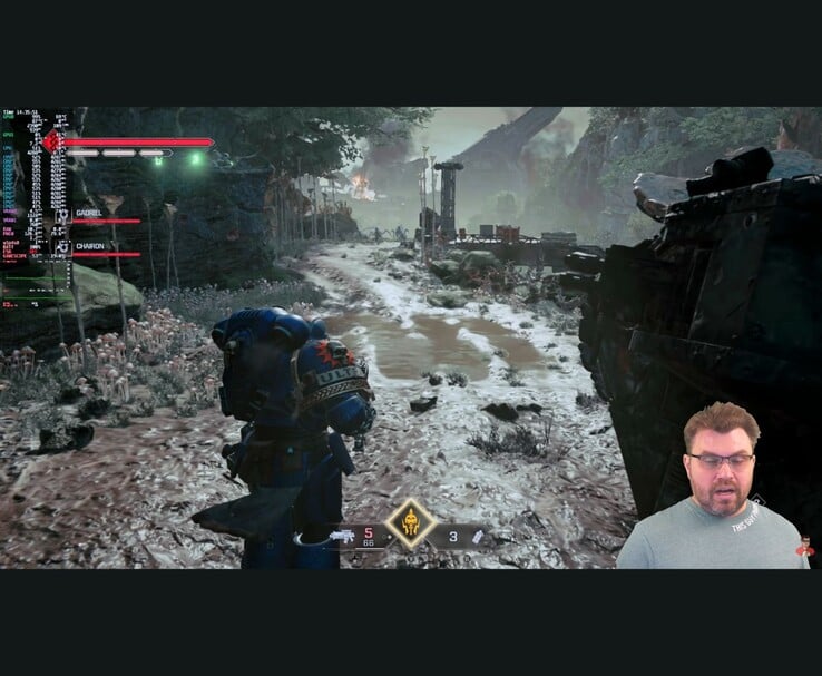 Scène de gameplay de Warhammer 40,000 Space Marine 2 avec des mesures de performance à l'écran et le YouTuber apparaissant dans le coin pendant le test. (Source de l'image : The Phawx via YouTube)