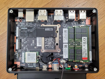 Le retrait du ventilateur et du dissipateur thermique du SSD expose les 2 slots SODIMM DDR5, les 2 slots de stockage M.2 2280, la batterie du BIOS et le module WLAN M.2 amovible