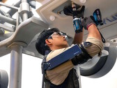 Hyundai Motor et Kia présentent en avant-première le robot portable X-ble Shoulder destiné à aider les travailleurs industriels à effectuer des travaux en hauteur. (Source de l'image : Hyundai)