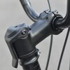 Le vélo Boost Mini est équipé d'une potence pliante avec levier de déverrouillage rapide. (Source de l'image : Boost) 