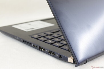 Arrière de l'écran de l'UX534 en aluminium brossé bleu qui fait la série ZenBook.