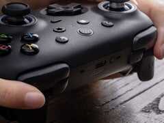 la prochaine manette de 8BitDo sera le reflet de l'Ultimate 2, illustrée en noir. (Source de l'image : 8BitDo)