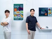 Deux figures centrales du développement du Color E-Paper de Samsung (Source de l'image : Samsung)