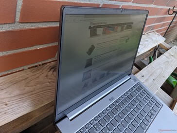 Utilisation du Lenovo ThinBook 15 Gen2 en extérieur (à l'ombre par une journée ensoleillée)