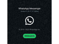 Un écran d'accueil avec un fond vert chargé et le logo de WhatsApp mentionnant le numéro de la dernière version bêta. (Source de l'image : @WABetaInfo sur X)