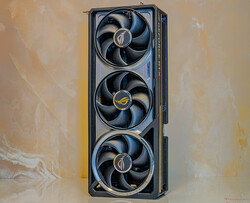 Le ROG Astral RTX 5080 OC utilise un système de refroidissement par ventilateurs quadri-axiaux