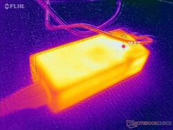 L'adaptateur CA atteint plus de 40 C lorsqu'il est en charge