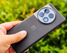 Un OnePlus 12 noir