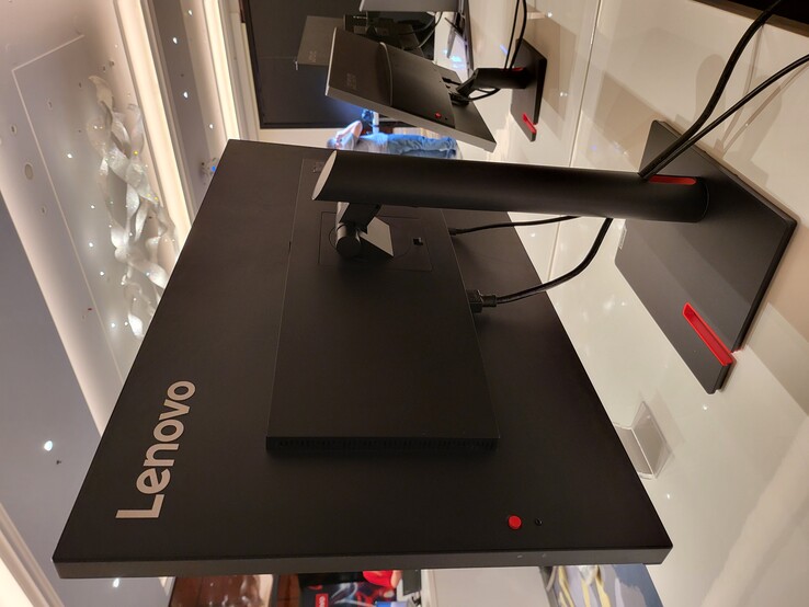 Le nouveau design des moniteurs d'entreprise de Lenovo (avec le T32p-30 pour référence)...