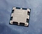 Le Ryzen 7 9800X3D a été lancé en novembre 2024. (Source de l'image : Sebastian Bade pour Notebookcheck, Unsplash, édité)