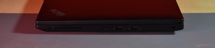 droit : Lecteur de carte à puce, Audio 3,5 mm, 2x USB A 3.2 Gen 1, Verrouillage Kensington
