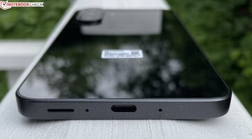 En bas : haut-parleur, microphones, USB-C 2.0 (source de l'image : Manuel Masiero)