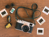 La nouvelle fonctionnalité du développeur pour les appareils Fujfilm sera intégrée à l'application Fujistyle existante. Sur la photo, l'appareil photo Fujfilm X100V et différents rouleaux de film. (Source de l'image : Fuji X Weekly)