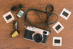 La nouvelle fonctionnalité du développeur pour les appareils Fujfilm sera intégrée à l'application Fujistyle existante. Sur la photo, l'appareil photo Fujfilm X100V et différents rouleaux de film. (Source de l'image : Fuji X Weekly)