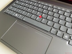 Le pavé tactile haptique optionnel ne comporte pas de boutons TrackPoint dédiés.