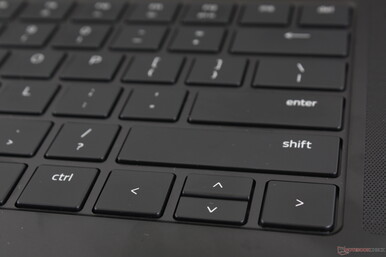 Les touches du clavier et le pavé tactile noirs attirent les empreintes digitales plus facilement que sur la plupart des autres ordinateurs portables
