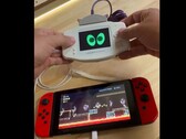 Un moddeur utilisant le câble de liaison de la Nintendo Game Boy Advance pour utiliser la GBA comme manette pour la Nintendo Switch